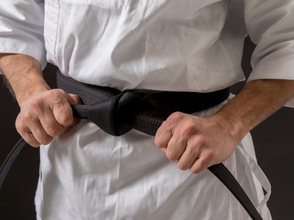 Mistrzowie karate: Opowieści o legendarnych wojownikach i ich niezwykłych osiągnięciach